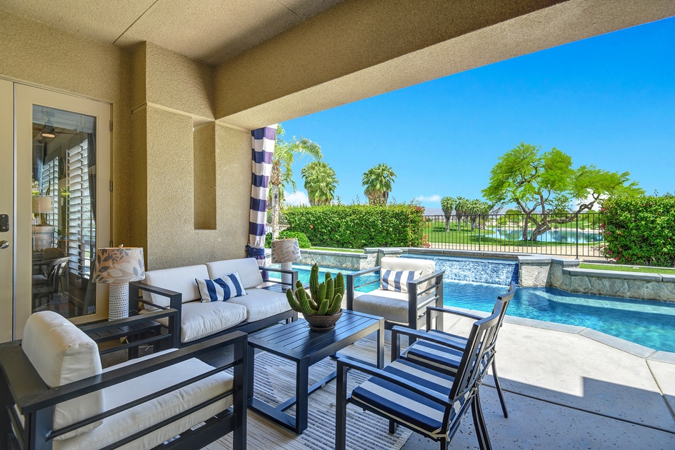 OUTDOOR LIVING ROOM