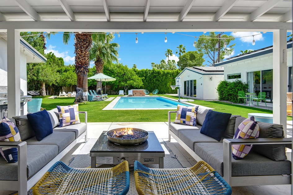 OUTDOOR LIVING ROOM