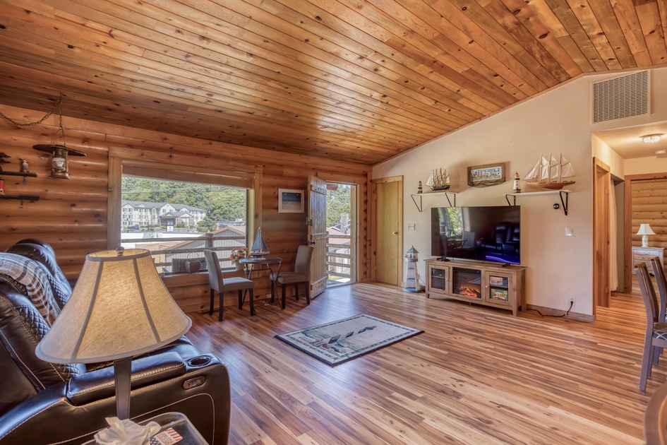 Log Cabin Beach House  2 Bedroom House in Lincoln City, OR