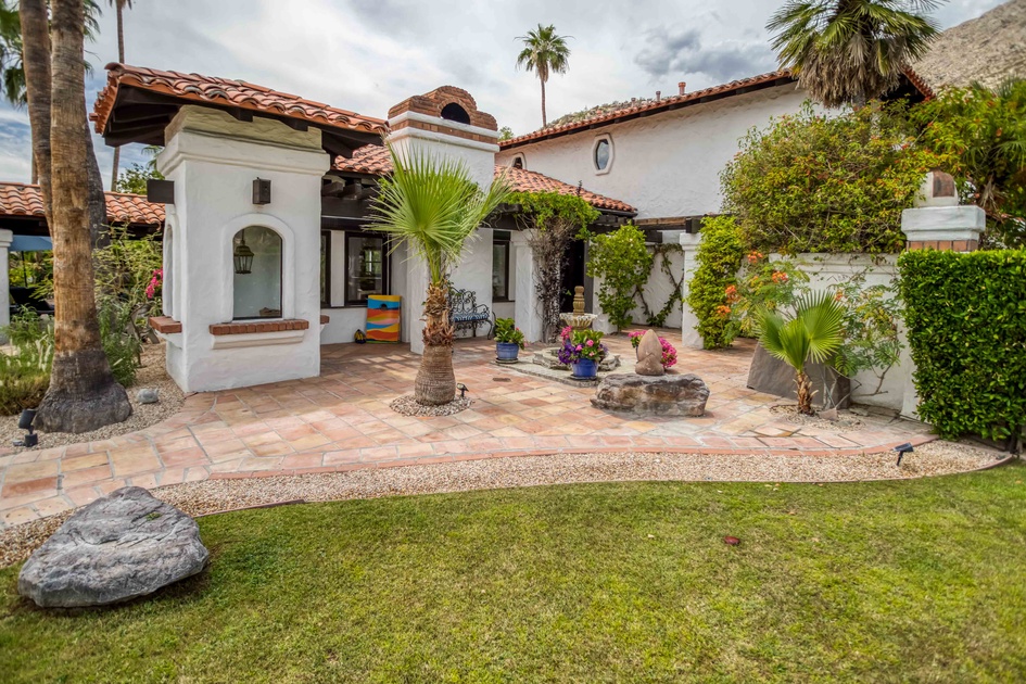 Casa Grande-Fountain front area