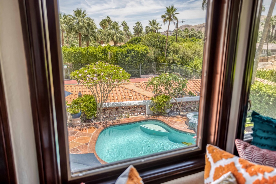 Casa Grande -Primary Bedroom 1 lounge pool view