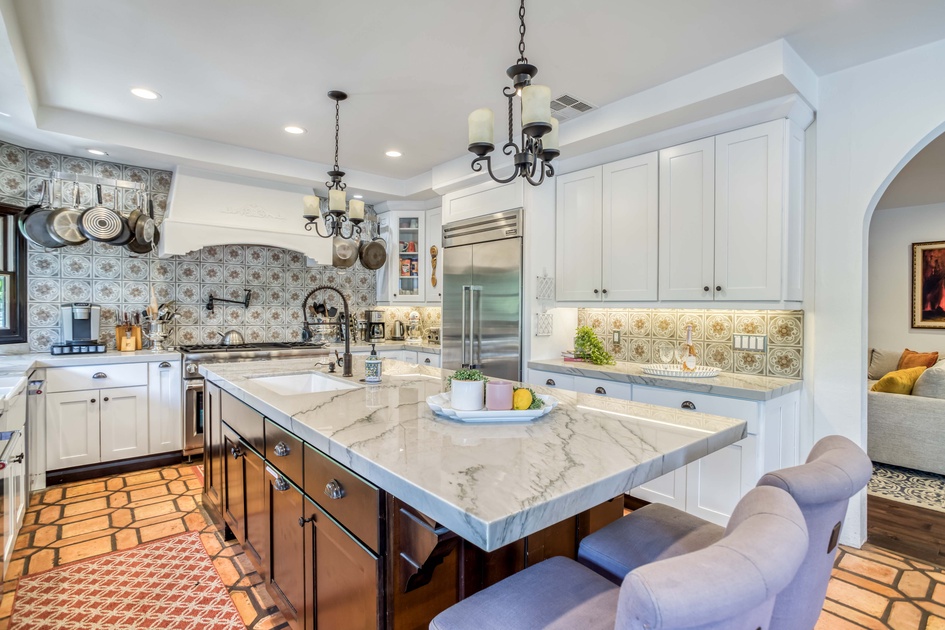 Casa Grande -Kitchen Island Sink/Fridge