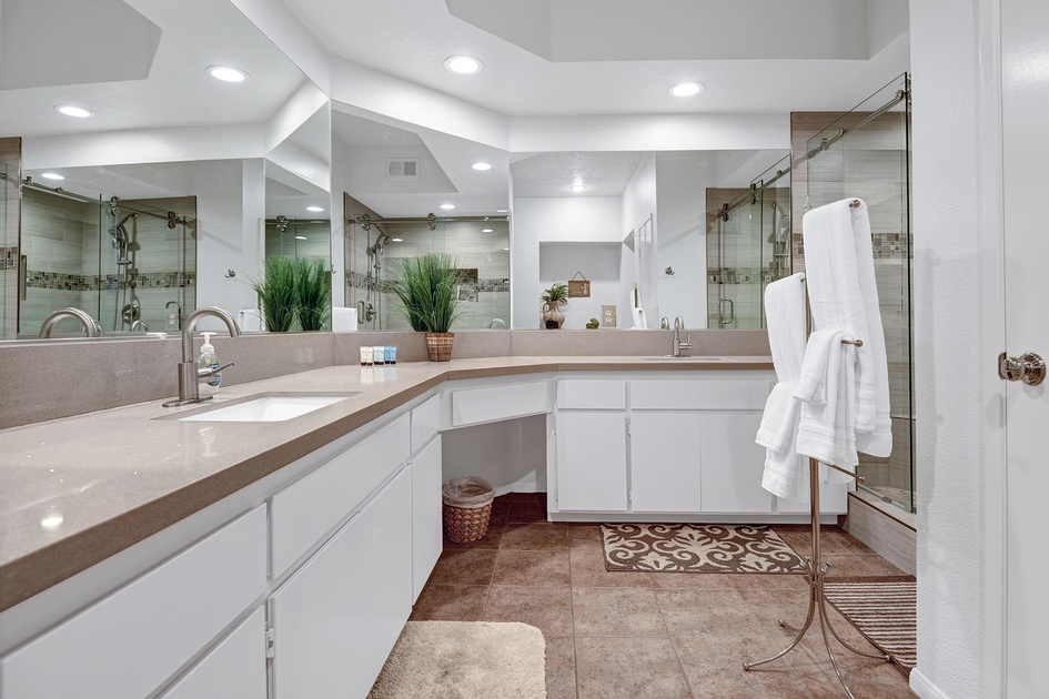 PRIMARY BATHROOM.jpg mls