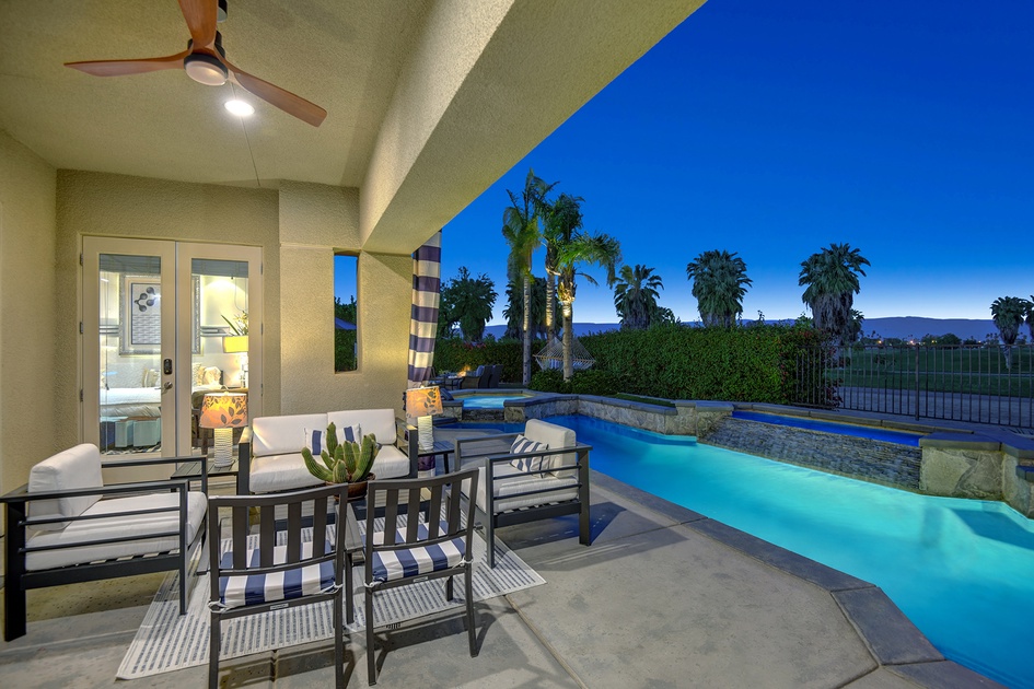 NIGHT OUTDOOR LIVING ROOM