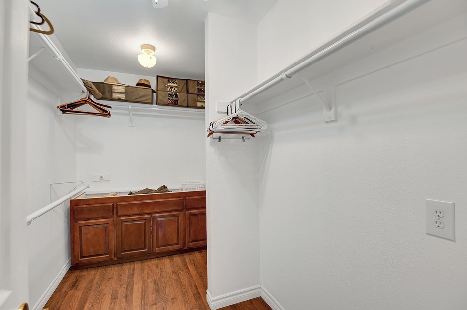 PRIMARY CLOSET.jpg mls
