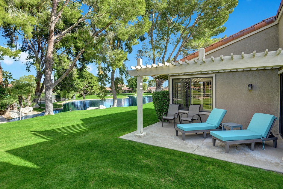 SIDE PATIO