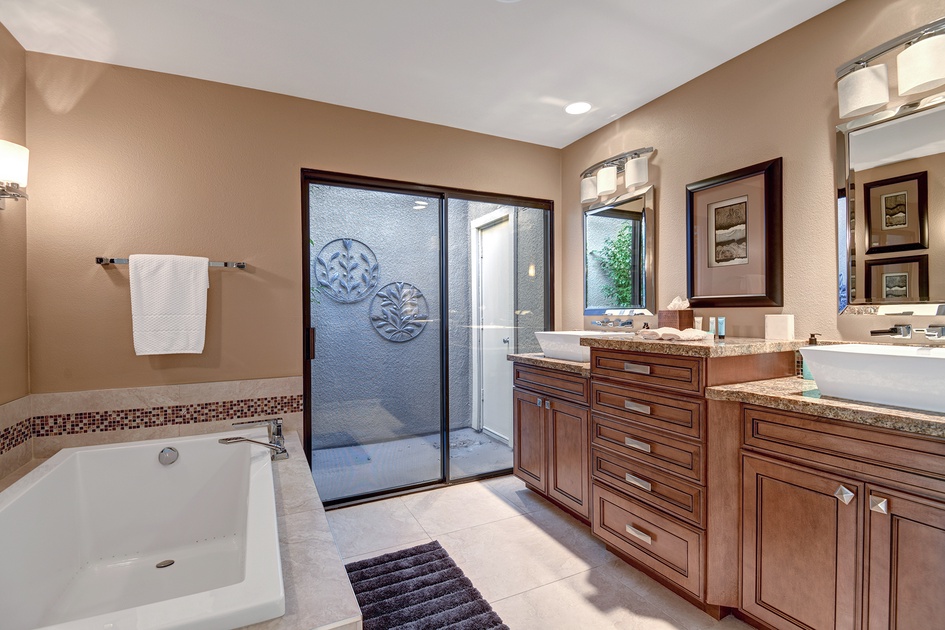 MAIN  BEDROOM BATHROOM