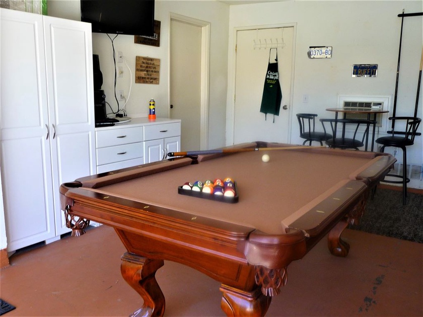 POOL TABLE