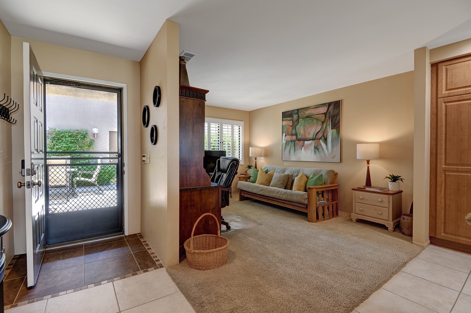 ENTRY WAY TO DEN.jpg mls