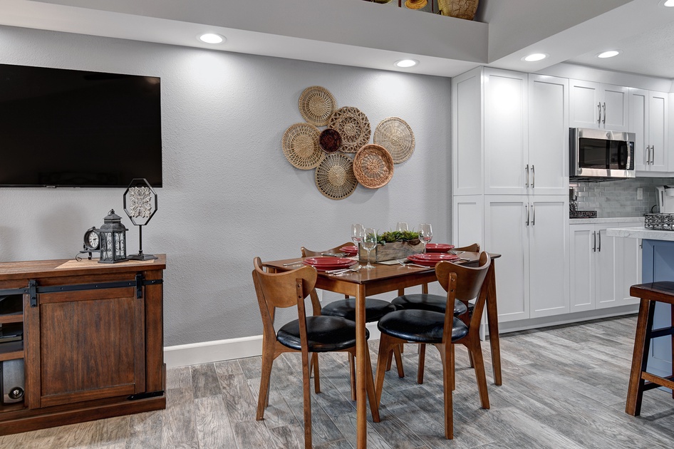 DINING TABLE.jpg mls