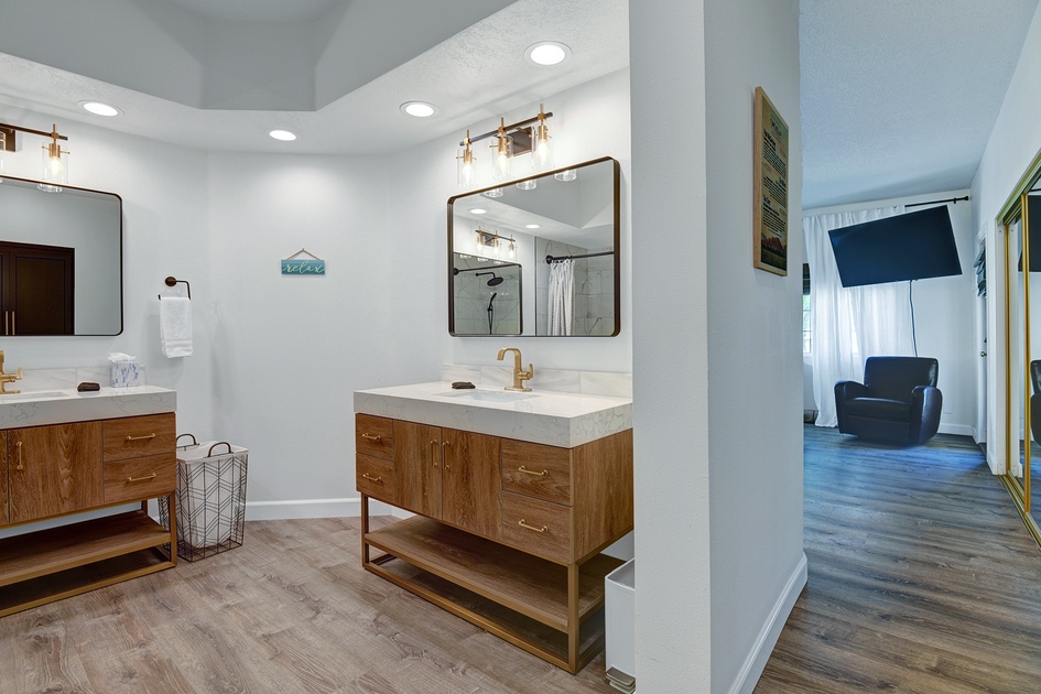 MAIN BATHROOM TO BEDROOM