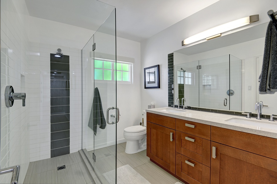 GUEST BATHROOM 2.jpg mls