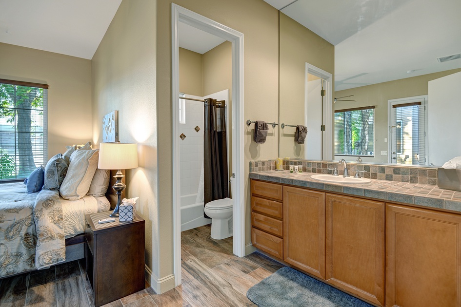 ATTACHED CASITA BATHROOM.jpg mls