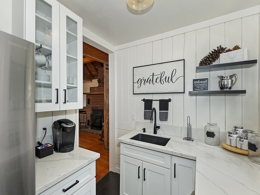 18 Gorgeous White Kitchens with Black Hardware - Making Manzanita