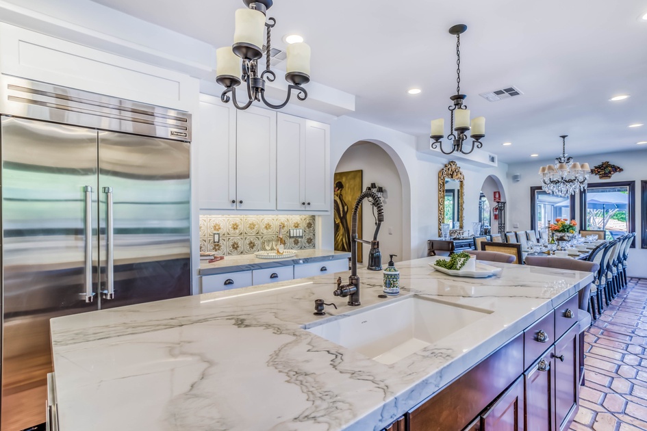 Casa Grande -Kitchen Island Sink/Fridge