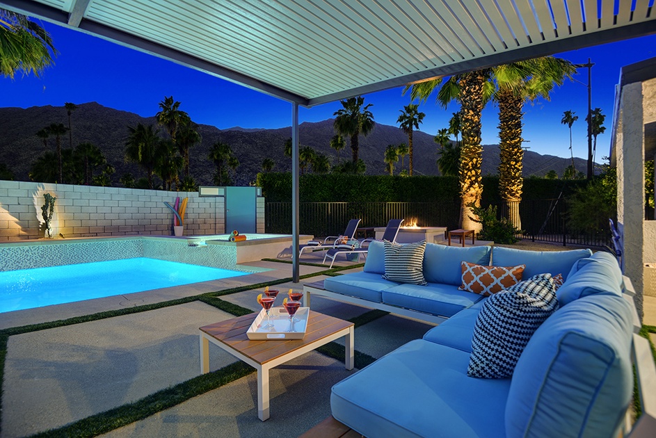 NIGHT OUTDOOR LIVING ROOM