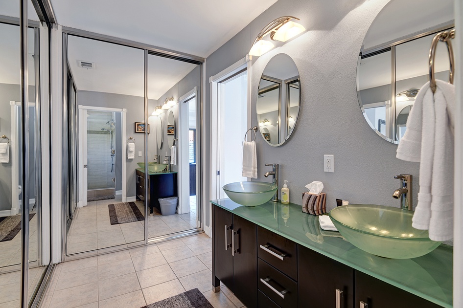 MAIN BEDROOM BATHROOM.jpg mls