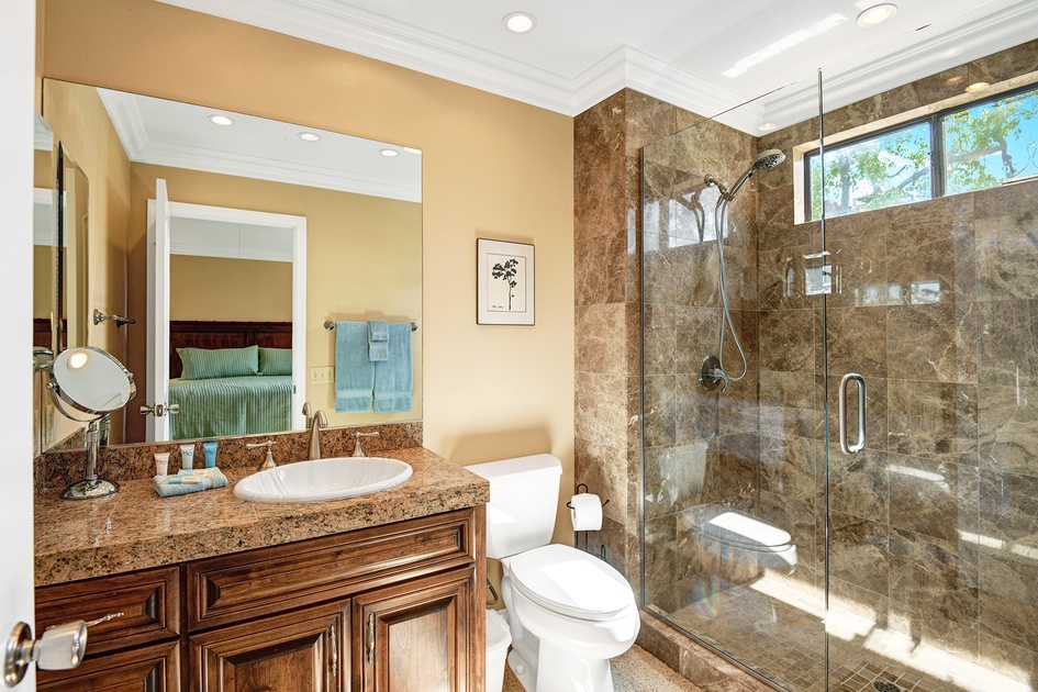 GUEST BEDROOM BATHROOM.jpg mls