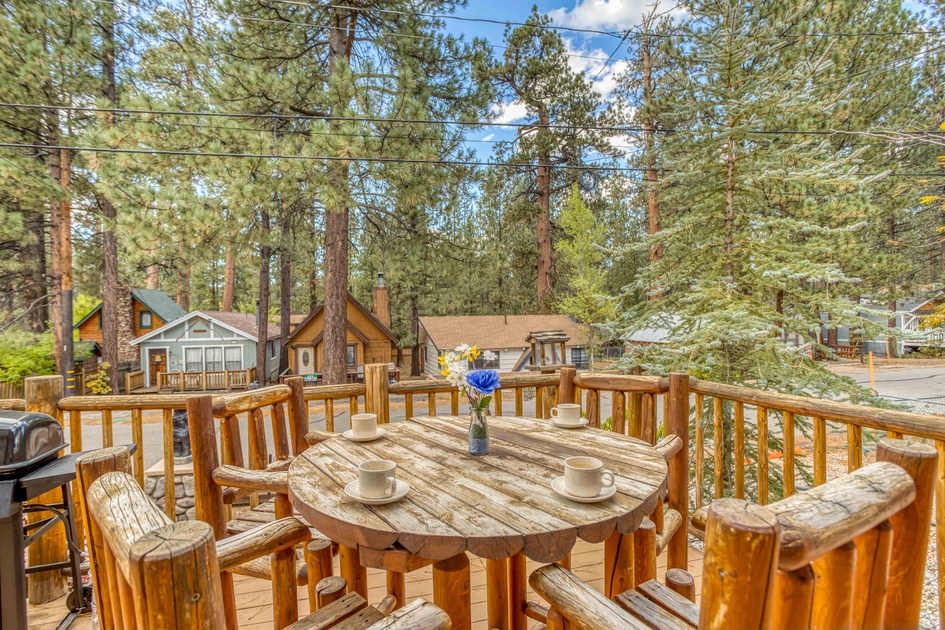 Village Hideaway - Perfectly cozy cabin with a beautiful location, walking  distance to everything! - Big Bear Lake