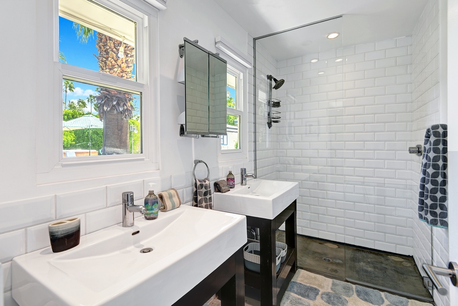 MAIN BEDROOM BATHROOM