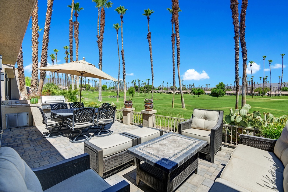 OUTDOOR LIVING ROOM