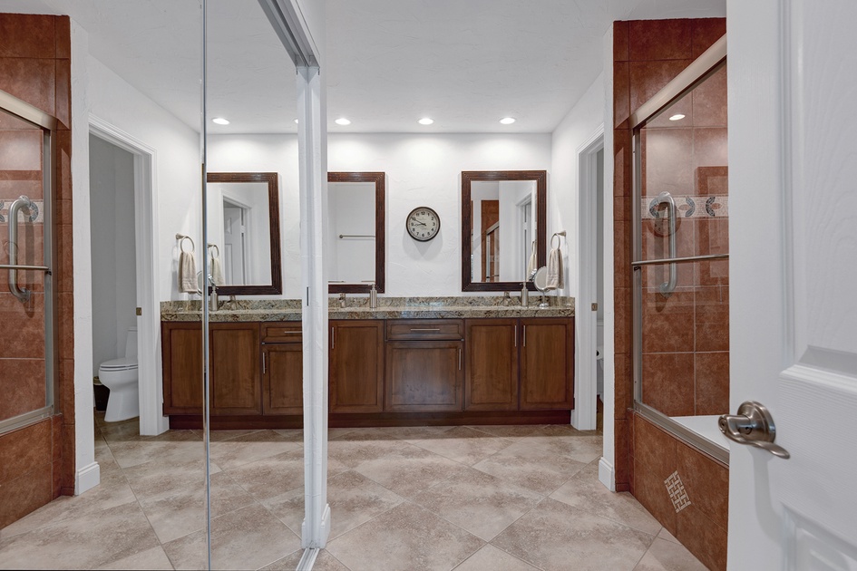 PRIMARY BATHROOM.jpg mls