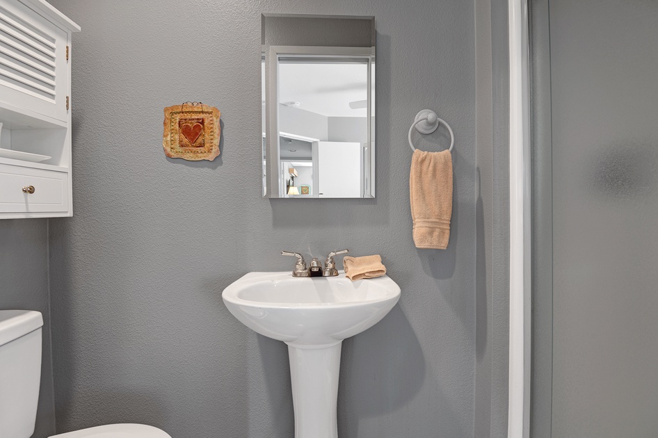BEDROOM 1 BATHROOM.jpg mls