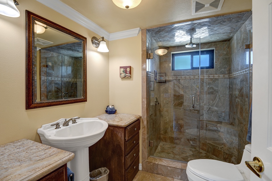 PRIMARY BATHROOM.jpg mls