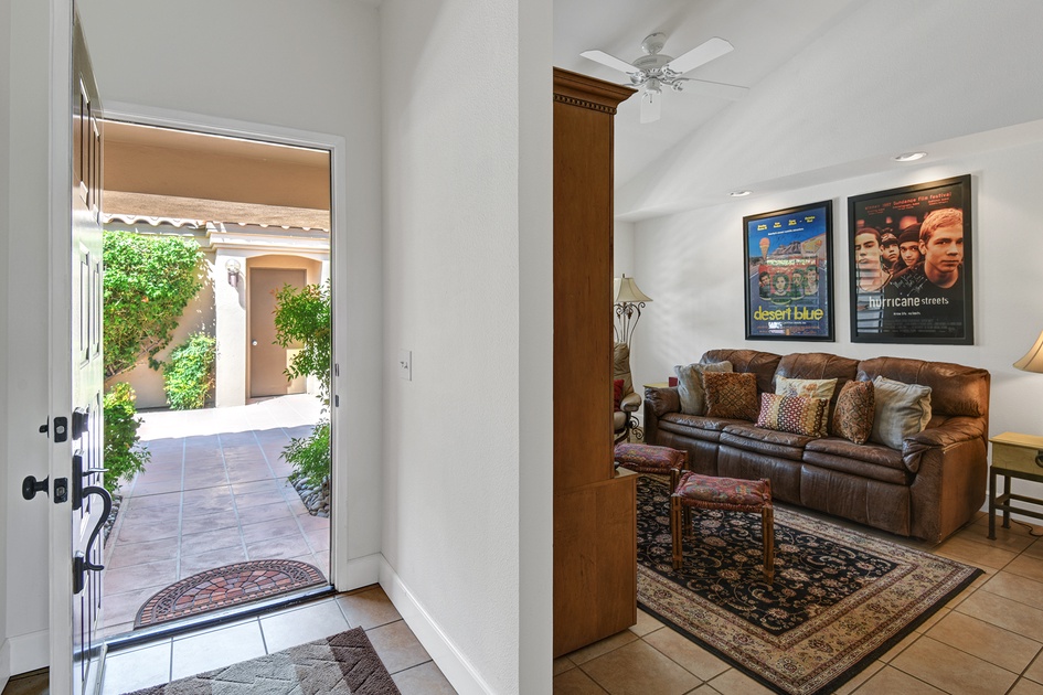ENTRY WAY.jpg mls