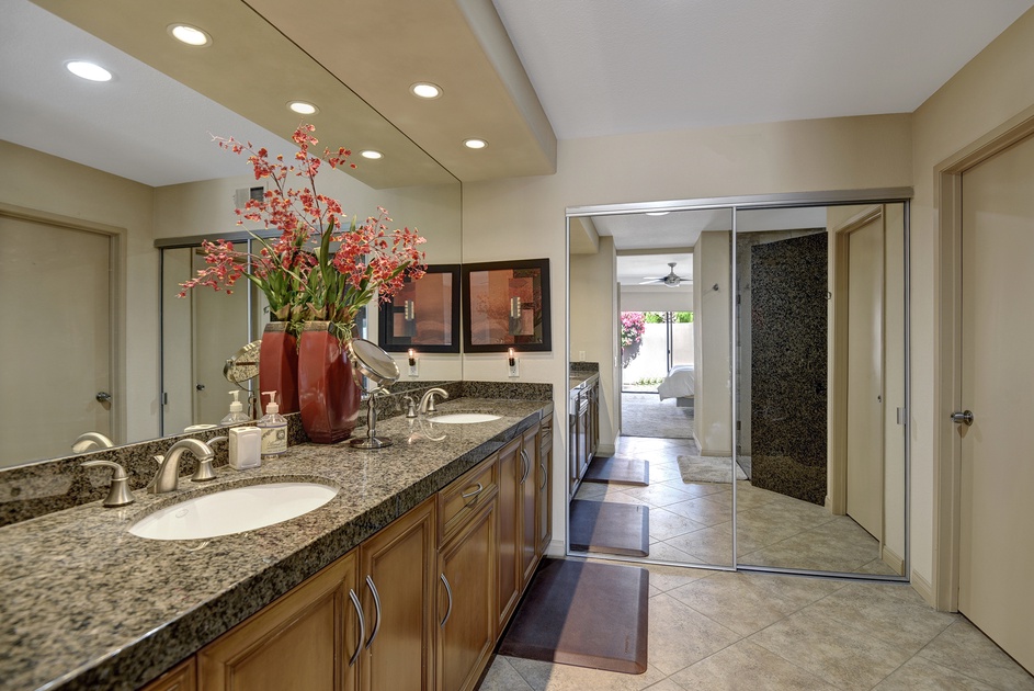 MAIN BEDROOM BATHROOM.jpg mls