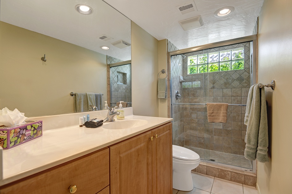 MAIN BATHROOM.jpg mls