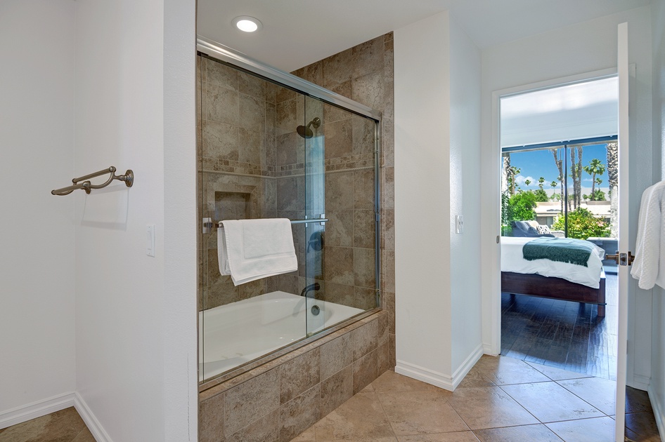 MAIN BATHROOM REVERSE.jpg mls