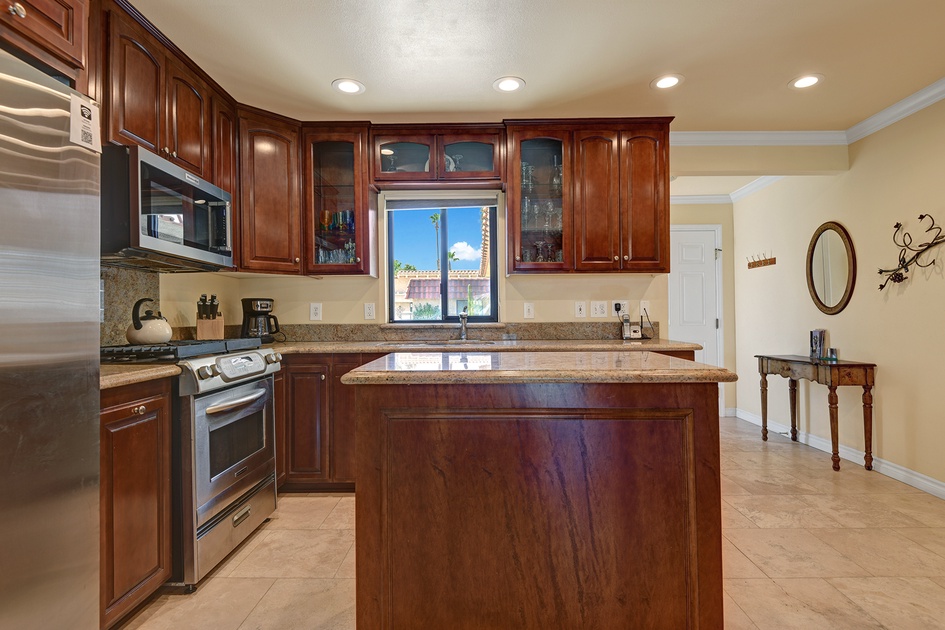 KITCHEN HEAD ON.jpg mls