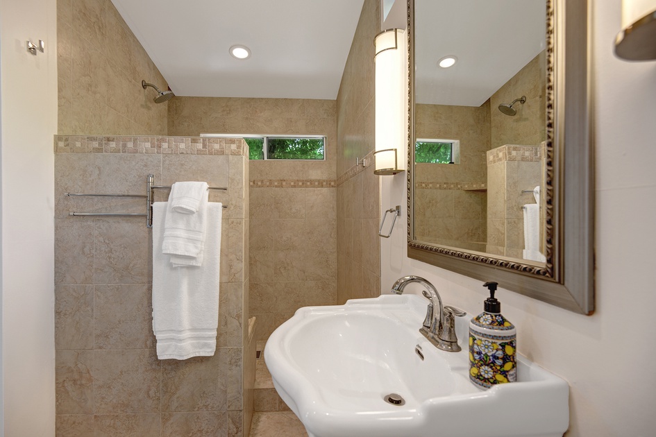 CASITA BATHROOM.jpg mls