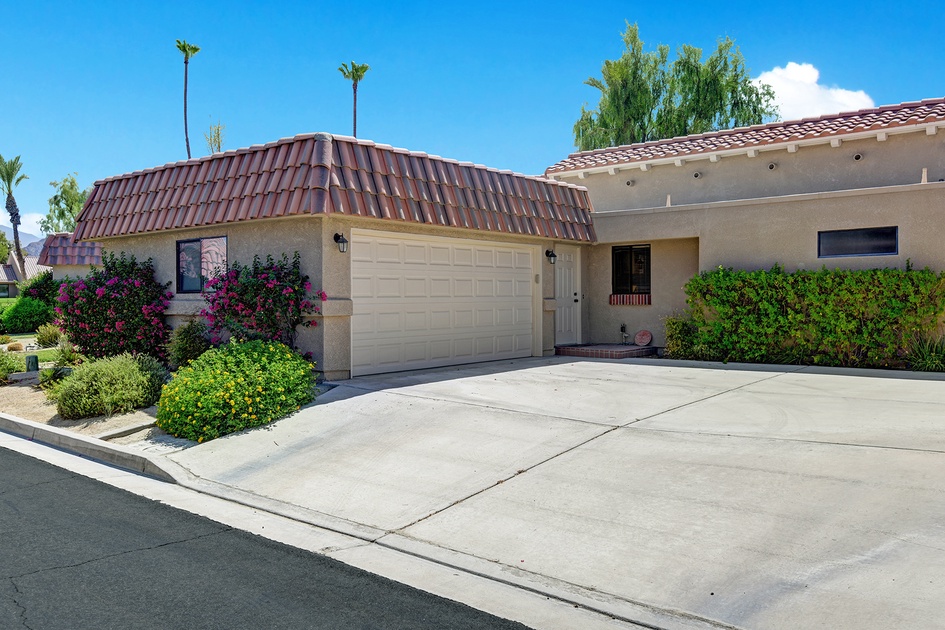FRONT OF HOME.jpg mls