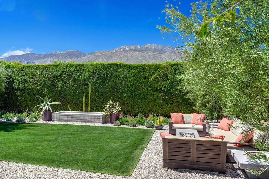 OUTDOOR LIVING ROOM