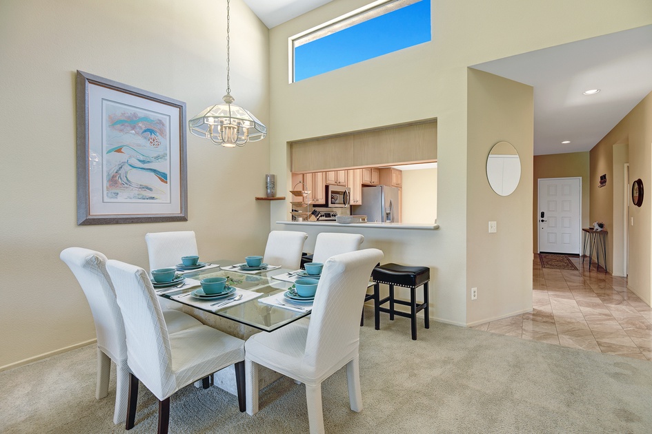 DINING SPACE.