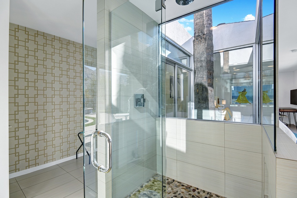 CASITA SHOWER OPEN.jpg mls