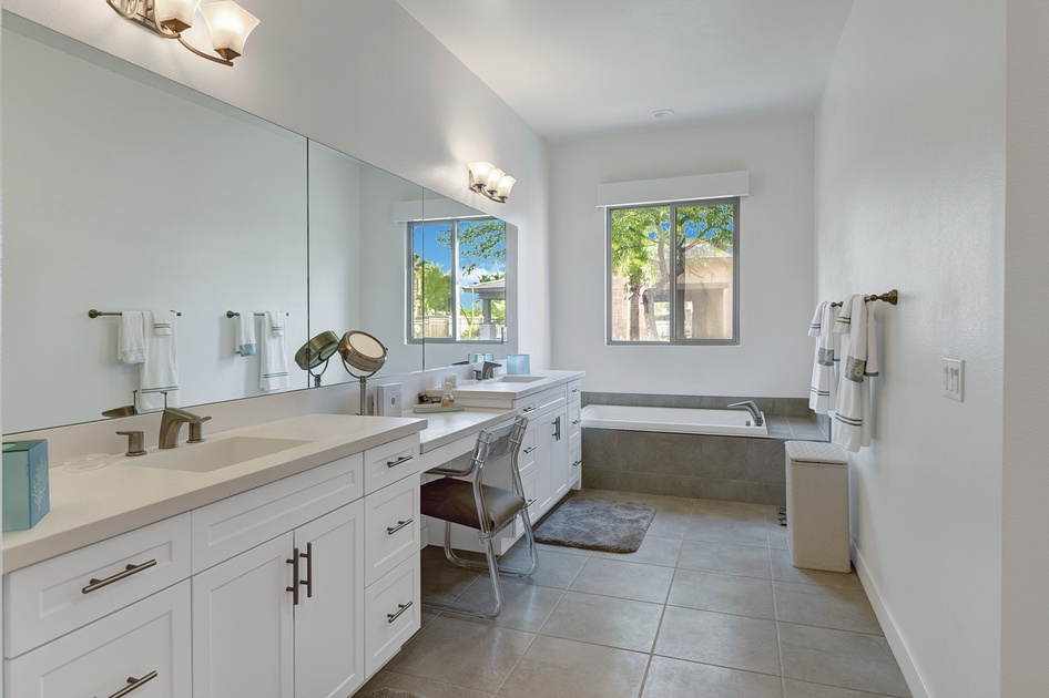 MAIN BEDROOM BATHROOM.jpg mls