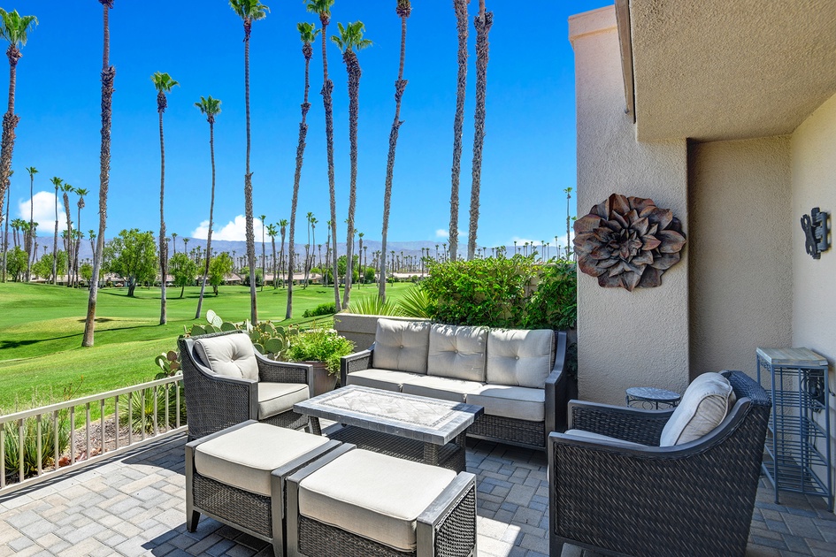 OUTDOOR LIVING ROOM