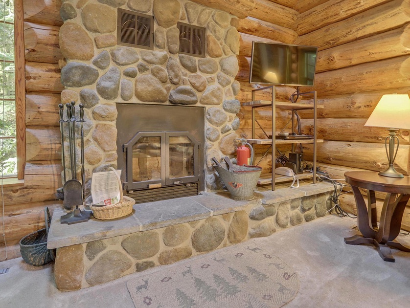 Bear Den Log Cabin | 2 Bedroom Cabin in Welches, OR