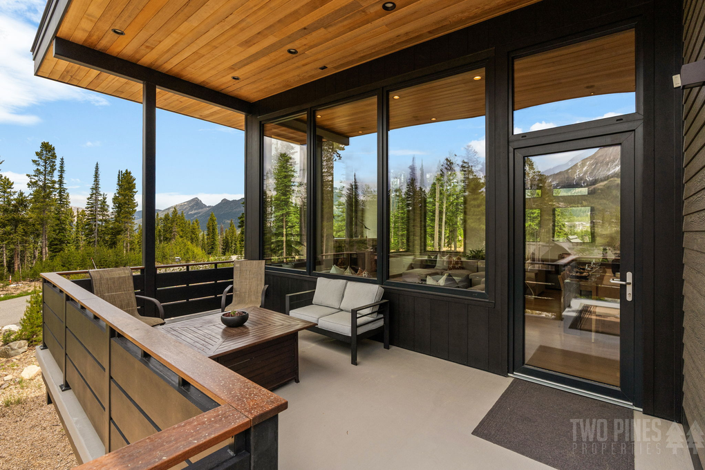 Living Room Deck w/ Firepit