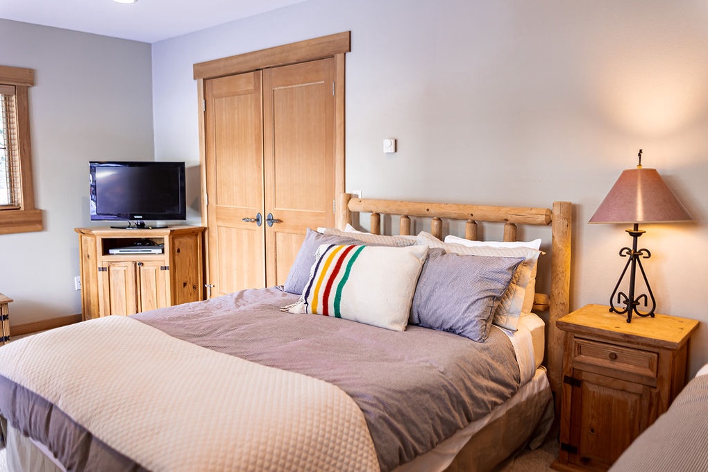 Guest Bedroom with 1 Queen and 1 Twin Bed