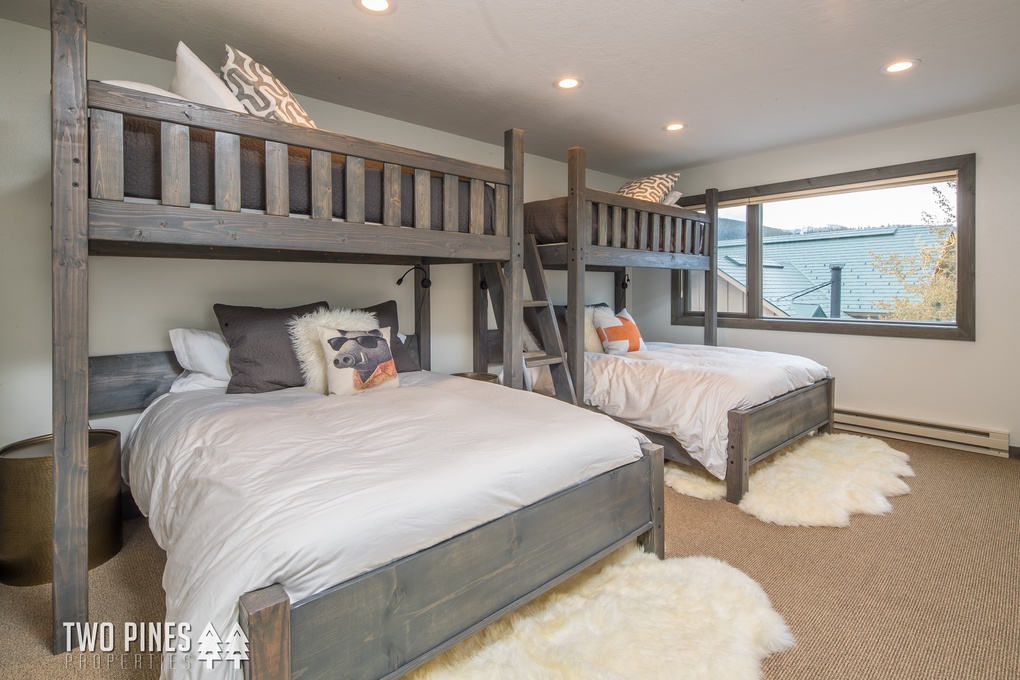 Bunk Room- 2 Twin Over Queen Bunks - Sleeps 6