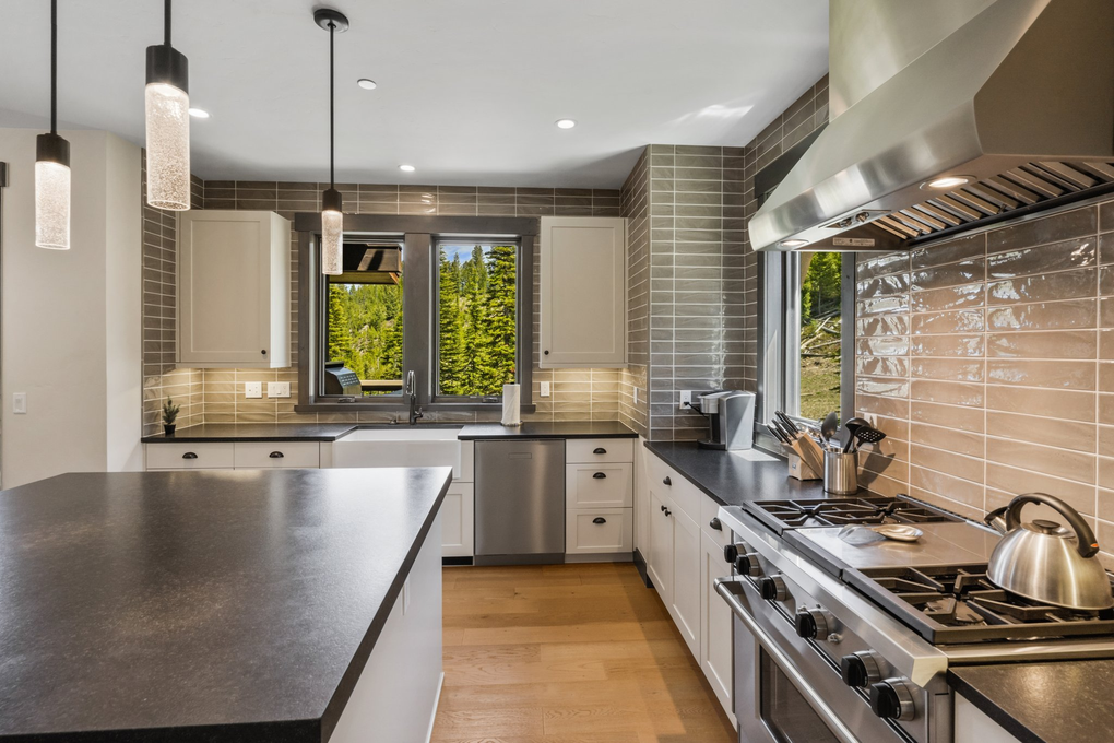 Kitchen (main floor)