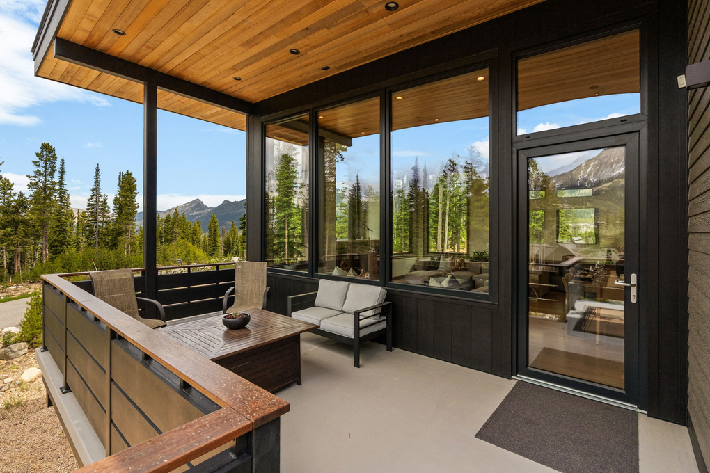 Living Room Deck w/ Firepit