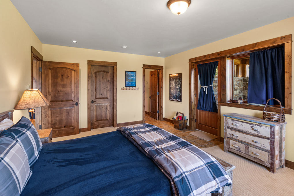 Downstairs Left Nautical Room w. En-Suite and Hot Tub Access