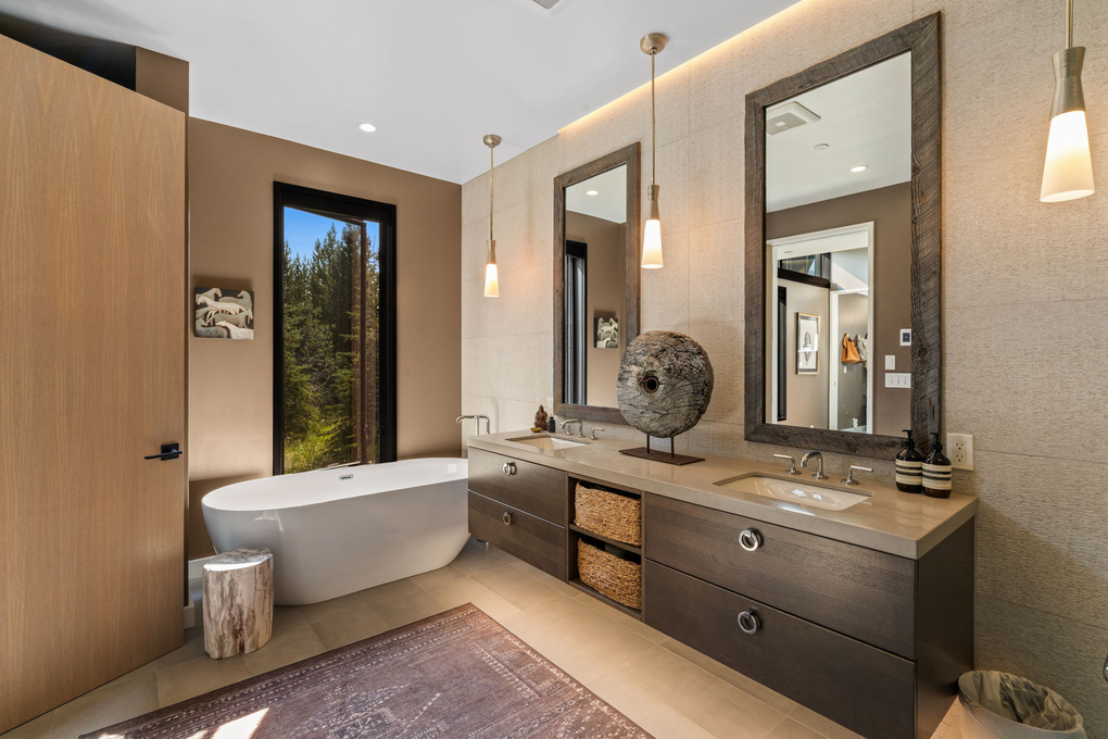 Primary En-Suite, Soaking Tub, Walkin Shower, Heated Floors