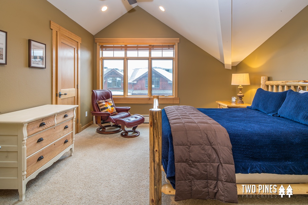 Guest bedroom with Queen bed