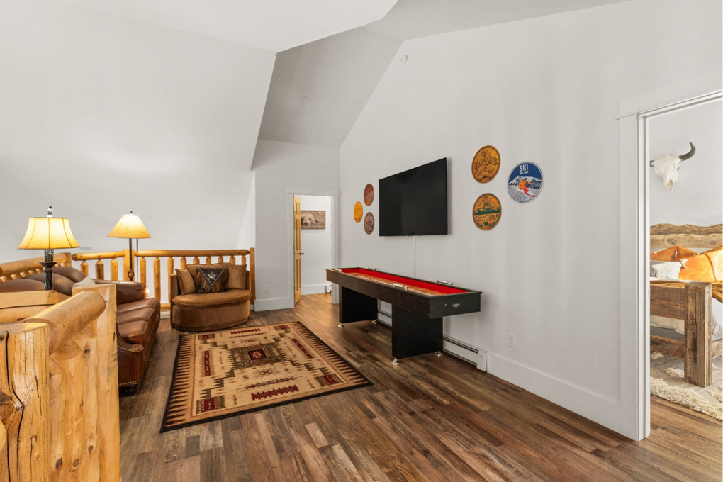Upstairs Loft with Shuffleboard and Smart TV